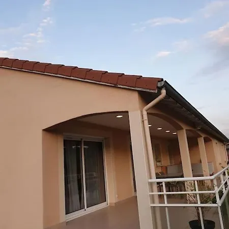 Au Bas De La Forteresse De 4*