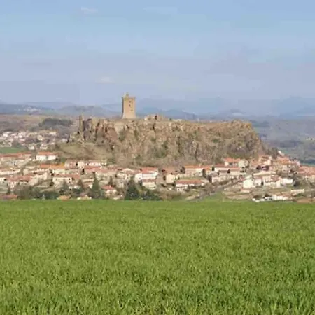 Au Bas De La Forteresse De