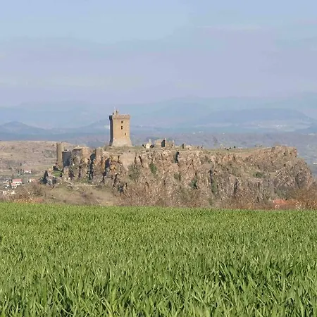 Au Bas De La Forteresse De 4* Polignac (Haute-Loire)